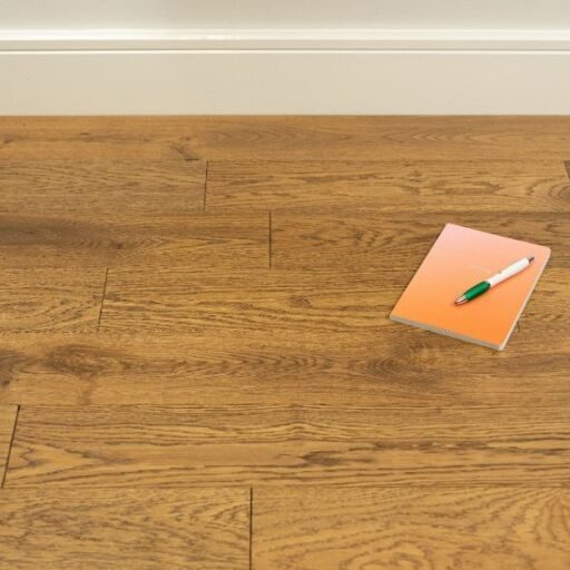 Evergreen Richmond Golden Engineered Oak Flooring Natural, Handscraped, Lacquered, 120x18xRL Image 2